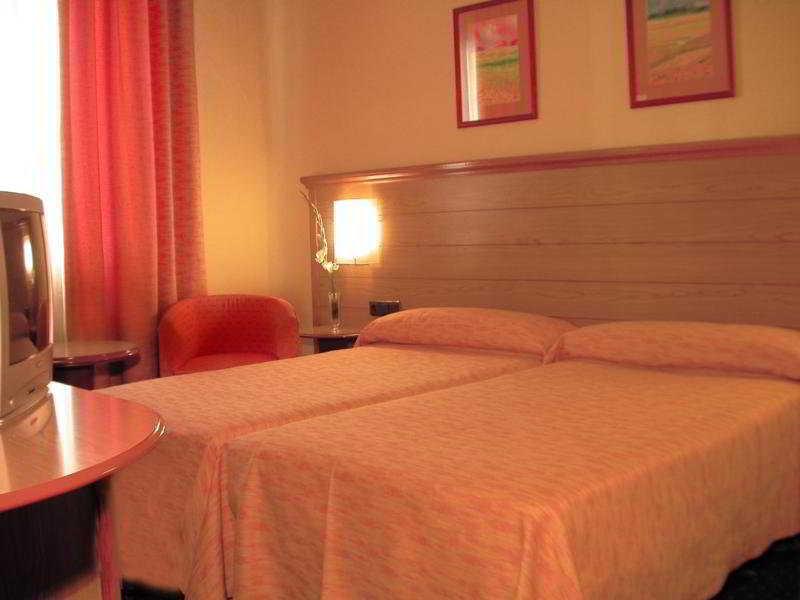 Negresco Gran Via Hotel Мадрид Стая снимка