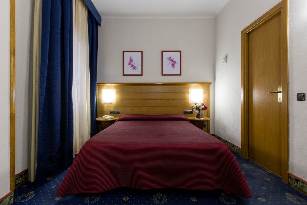 Negresco Gran Via Hotel Мадрид Екстериор снимка
