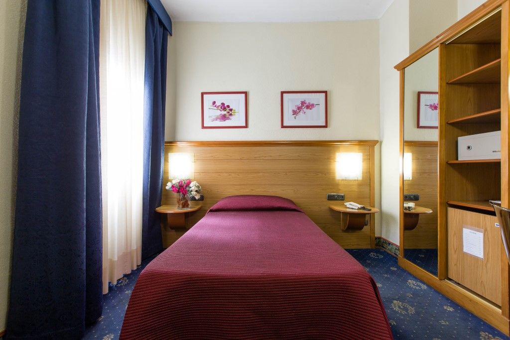 Negresco Gran Via Hotel Мадрид Екстериор снимка