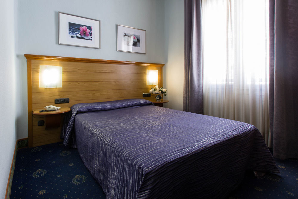 Negresco Gran Via Hotel Мадрид Екстериор снимка